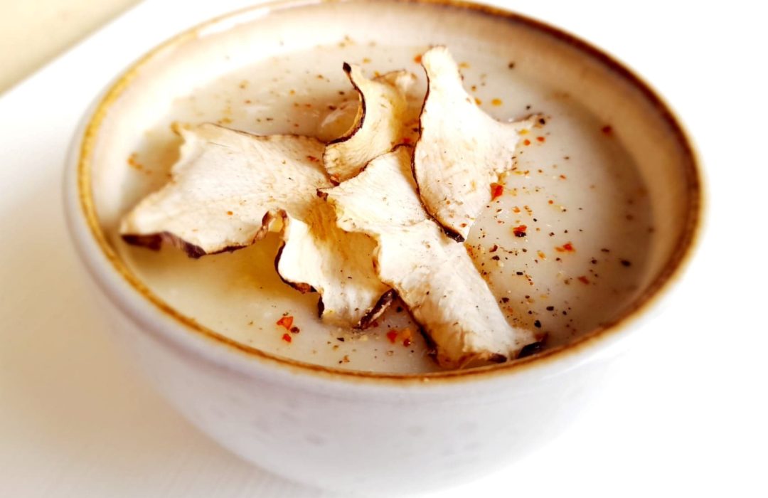Une recette détox de saison : velouté de panais, chou blanc et chips de topinambour